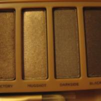 Urban Decay's Naked 3 Palette. Pictures taken in indoor lighting. (© skinandcolors.com)