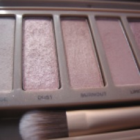 Naked 3 Palette by Urban Decay. Here: 1. Strange, 2. Dust, 3. Burnout, 5. Limit. (© skinandcolors.com)