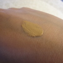Swatch of CC+ Your Skin But Better Cream by IT Cosmetics in the shade Tan (© skinandcolors.com)